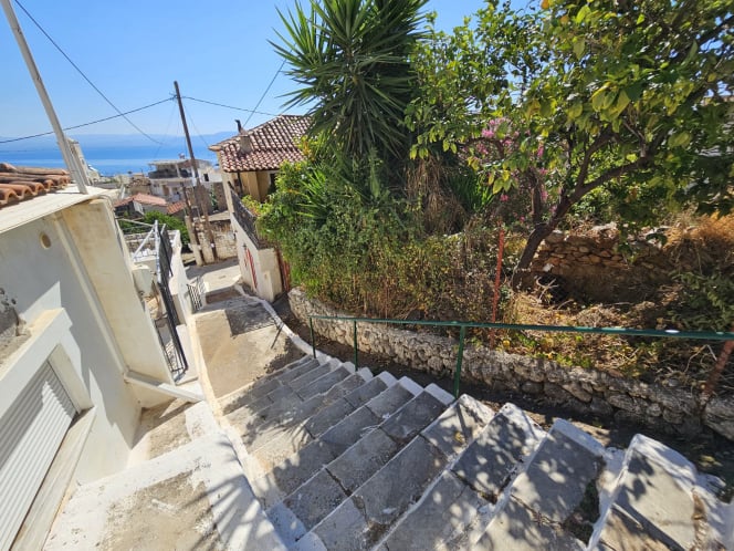 Meerblick-Grundstück am Berghang in Gythio - GrGY761