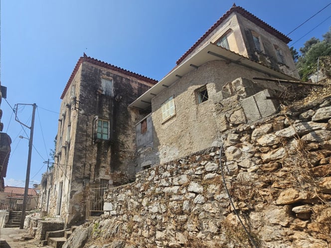 Meerblick-Stadthaus am Berghang zur Renovation in Gythio - SoGyAk773