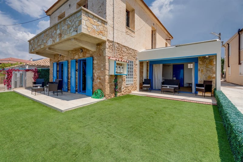 Sea front property in Laconia - ApELMOL789