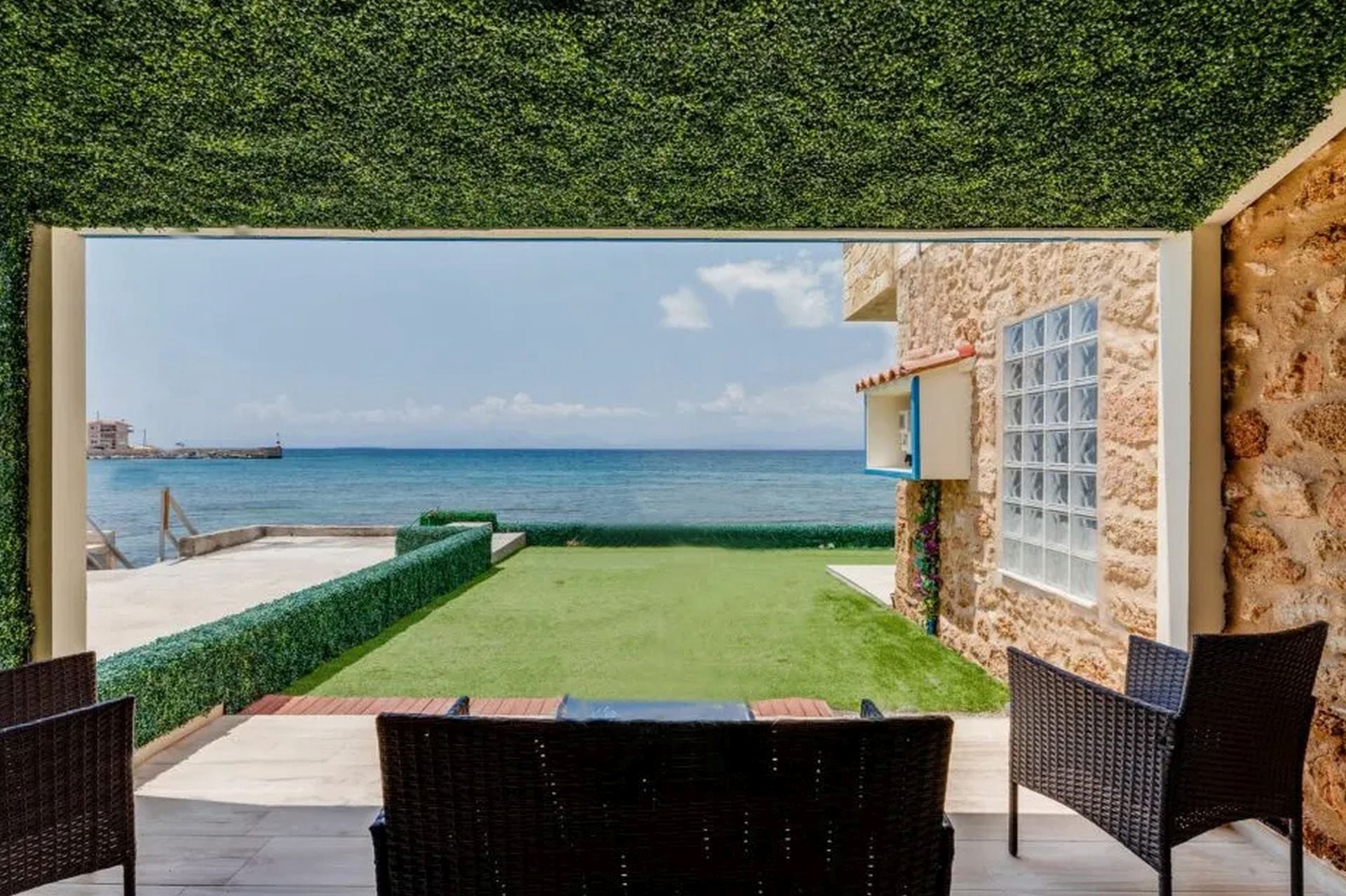 Sea front property in Laconia - ApELMOL789