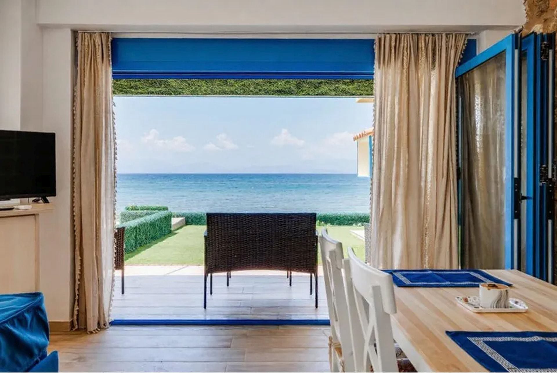 Sea front property in Laconia - ApELMOL789