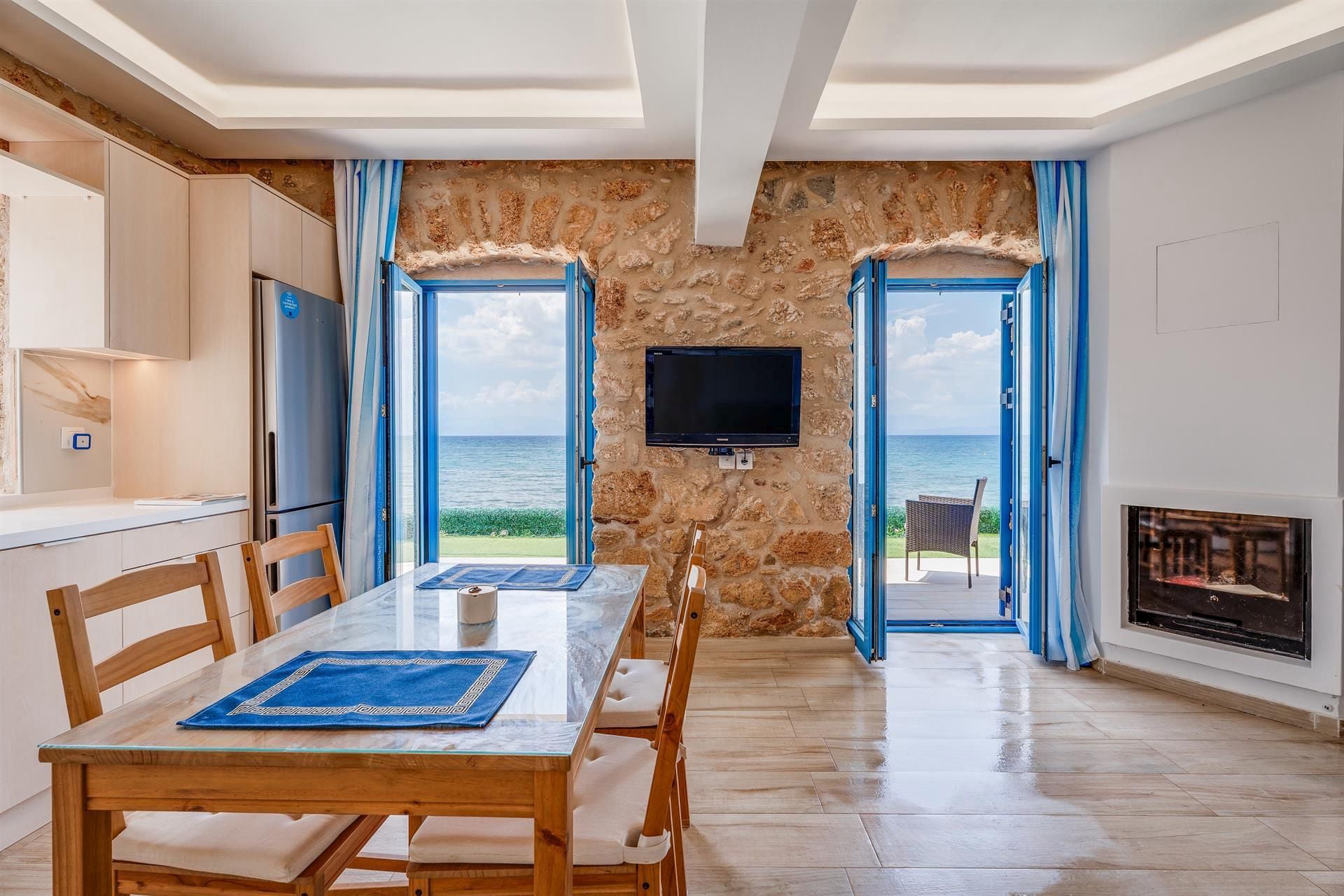 Sea front property in Laconia - ApELMOL789