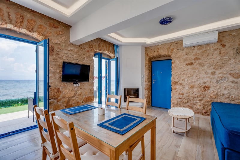 Sea front property in Laconia - ApELMOL789