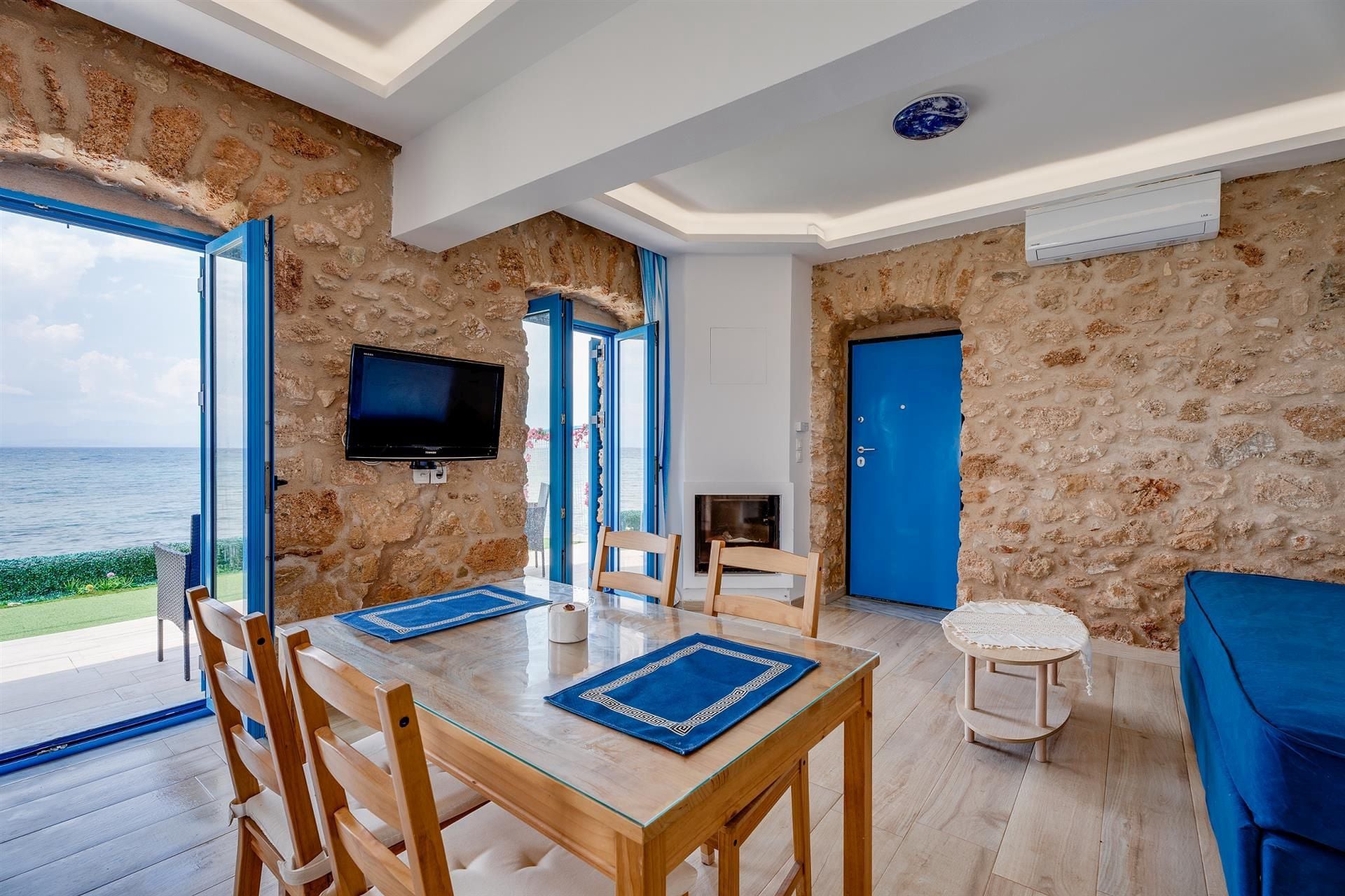 Sea front property in Laconia - ApELMOL789