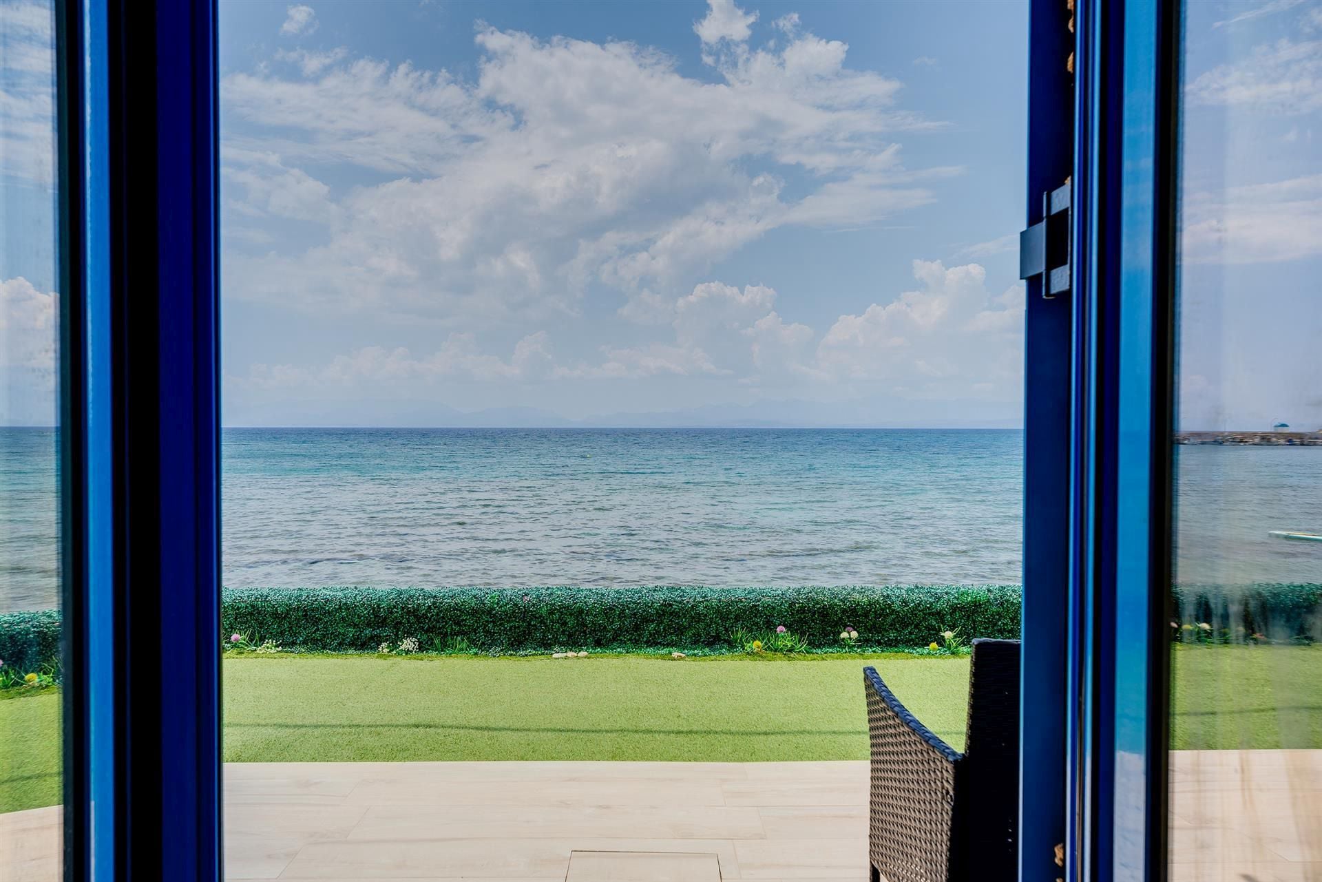 Sea front property in Laconia - ApELMOL789