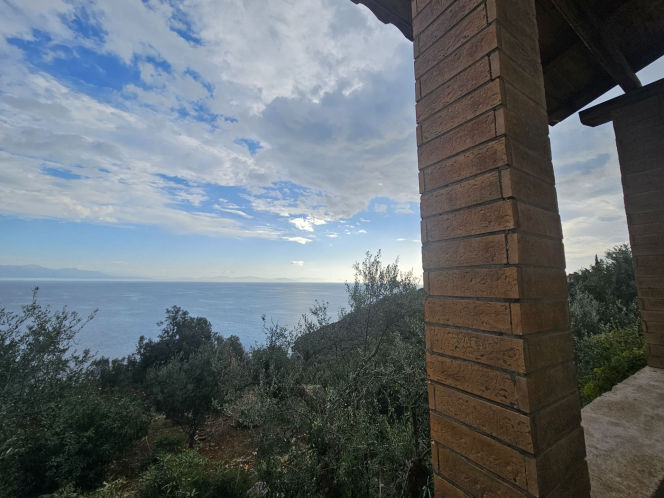 Bungalow in a rare position near the coastline in Mavrovouni - HaMV770