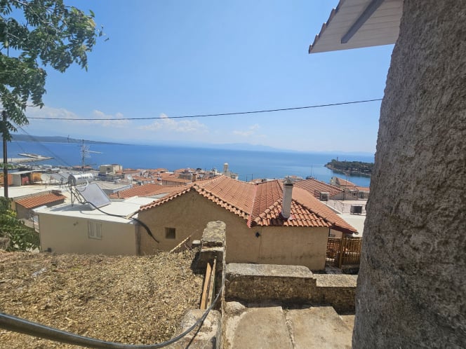 Seaview townhouse for renovation hillside in Gythio - SoGyAk773