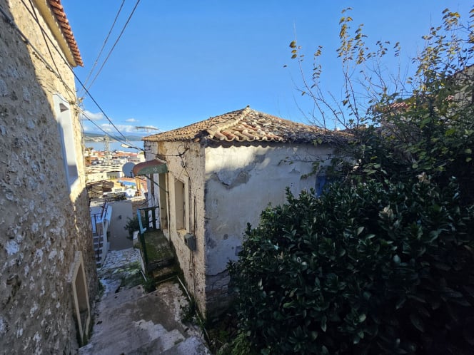 Hillside townhouse for renovation in Gythio - SoGyAk783